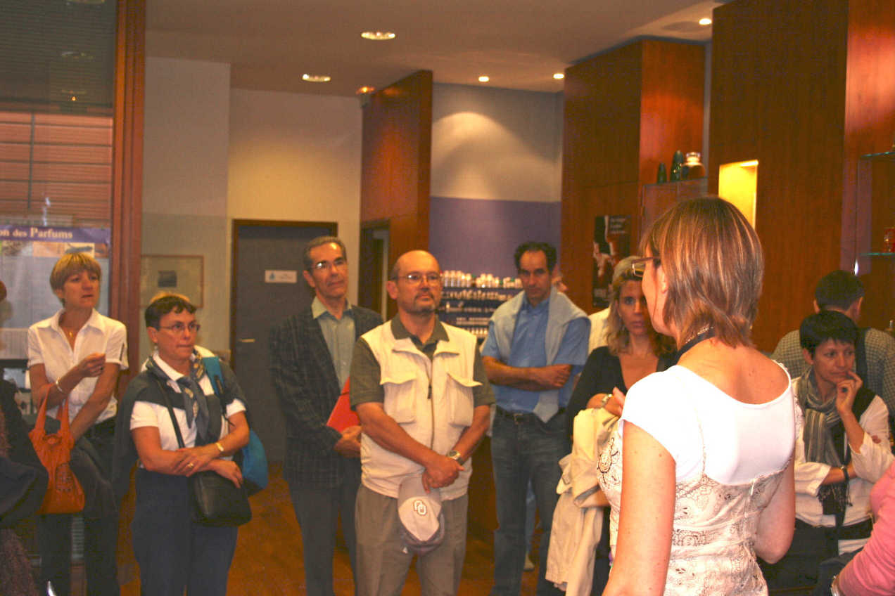 et attentifs aux explications